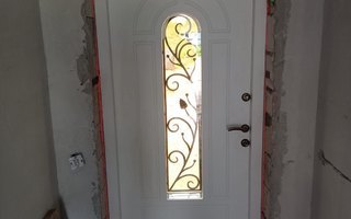 входная дверь в загородный дом с ковкой и стеклопакетом